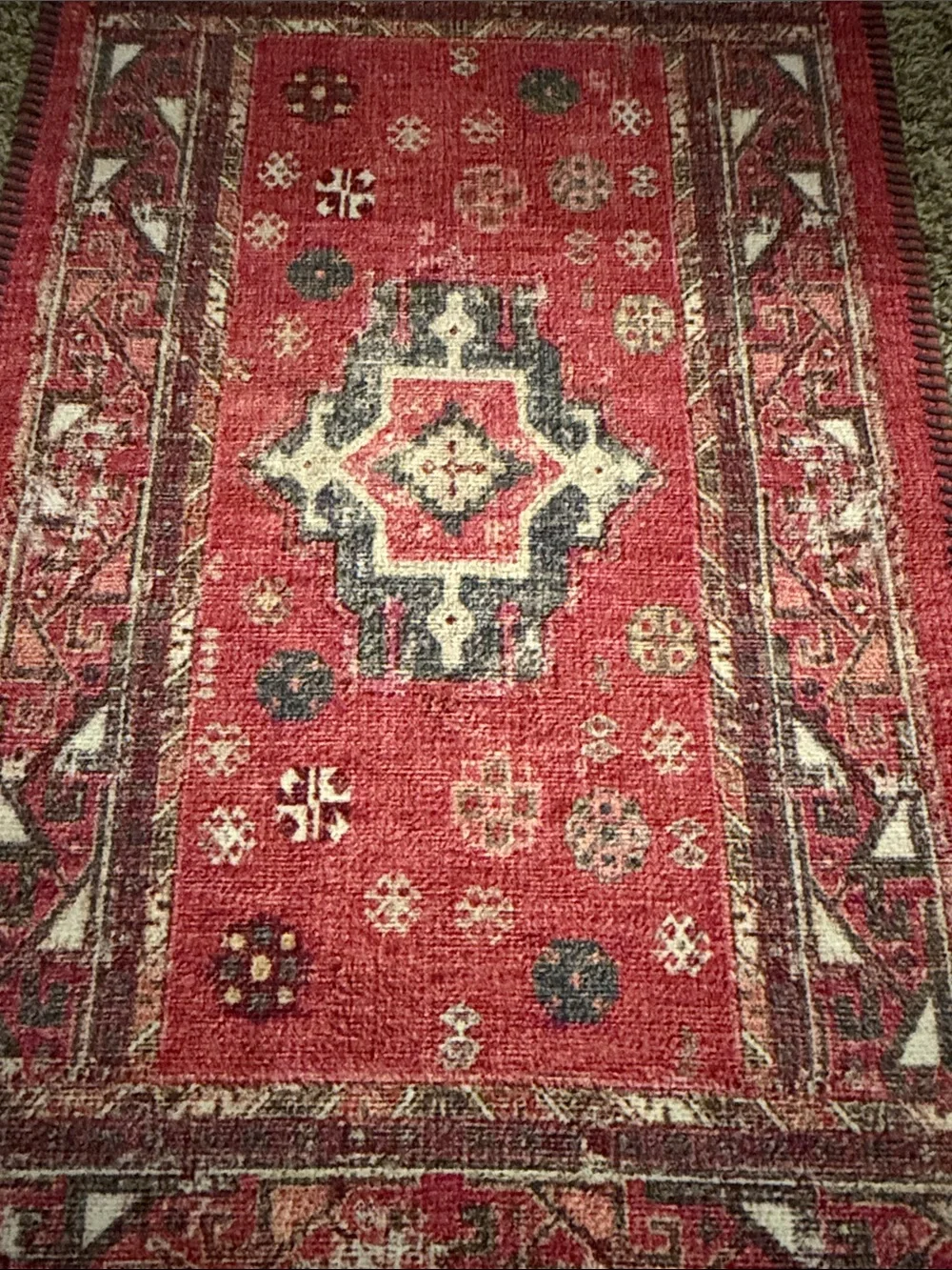 Red Vintage-Style Accent Rug - Classic Pattern